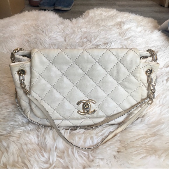 CHANEL Handbags - Chanel cream quilted bag GHW worn